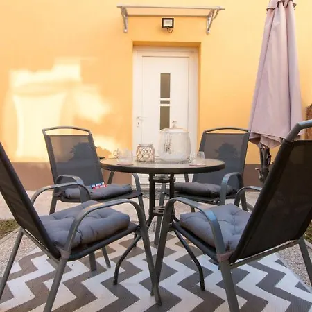 Lägenhet Moet With Garden Pula